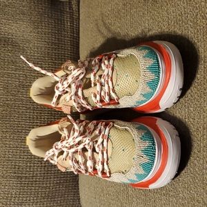 Women's tennis shoes